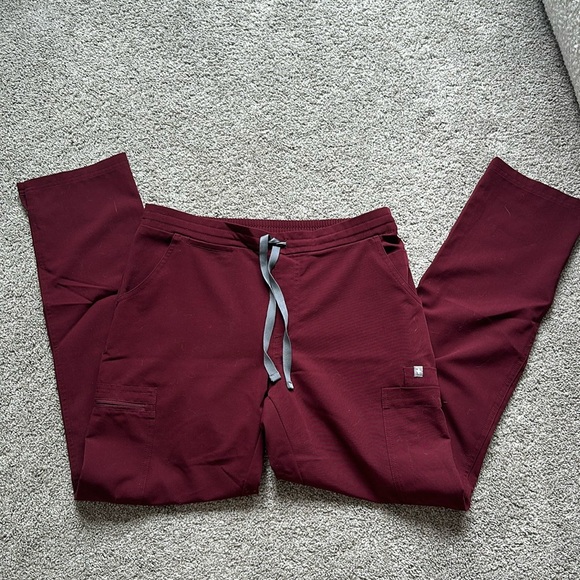 Figs Yola scrub pants in Burgundy - Picture 1 of 2